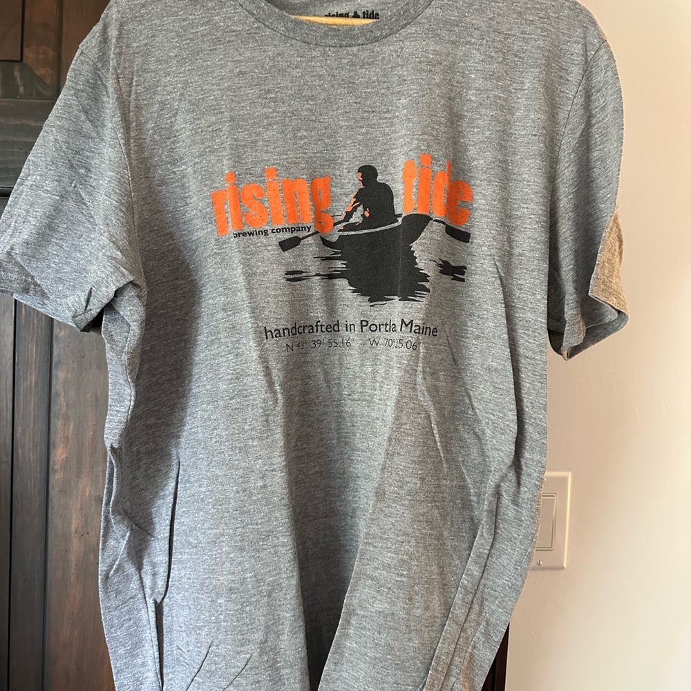 Rising Tide Gray Short Sleeve Tee with Graphic Design